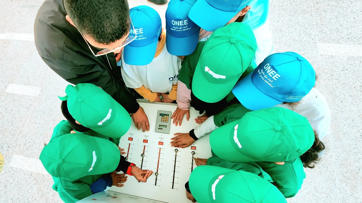 Groupe de jeunes participant à une activité de sensibilisation